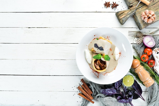 Świeże danie na drewnianym stole